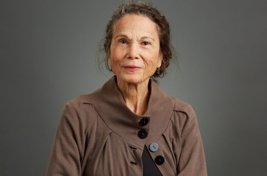  La gran novelista Julia Álvarez lanza “El cementerio de los cuentos sin contar”