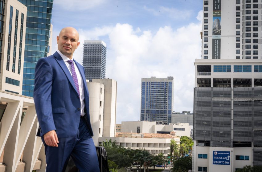  El abogado Vasili Hernández triunfó en Nueva York y ahora lo hace en Miami